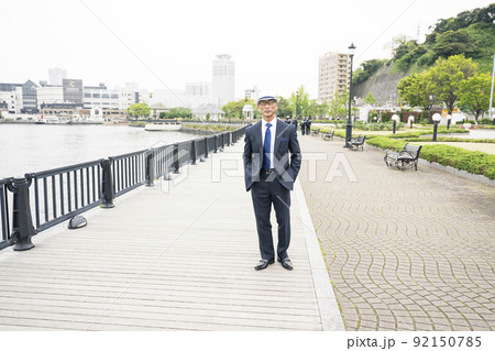 海岸を歩く男性 シニア 中高年 日本人 海岸を歩く男性 シニア 中高年 日本人 92150785