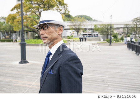 海岸を歩く男性　シニア　中高年　日本人 92151656