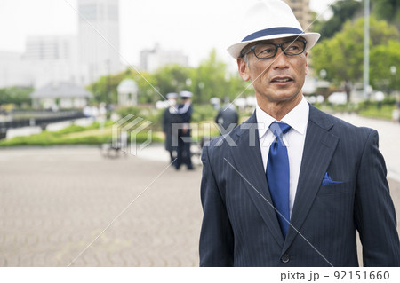 海岸を歩く男性　シニア　中高年　日本人 92151660