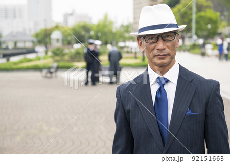 海岸を歩く男性　シニア　中高年　日本人 92151663