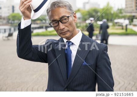 海岸を歩く男性 シニア 中高年 日本人 海岸を歩く男性 シニア 中高年 日本人 92151665