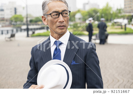 海岸を歩く男性 シニア 中高年 日本人 海岸を歩く男性 シニア 中高年 日本人 92151667