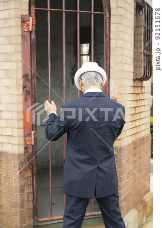 海岸を歩く男性　シニア　中高年　日本人 92151678