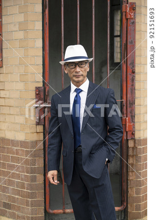 海岸を歩く男性 シニア 中高年 日本人 海岸を歩く男性 シニア 中高年 日本人 92151693