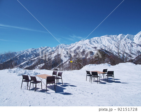 冬の白馬岩岳スノーフィールド　後立山連峰を背景に白馬ヒトトキノモリのイスとテーブル 92151728