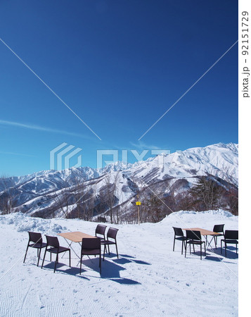 冬の白馬岩岳スノーフィールド 後立山連峰を背景に白馬ヒトトキノモリのイスとテーブル 冬の白馬岩岳スノーフィールド 後立山連峰を背景に白馬ヒトトキノモリのイスとテーブル 92151729
