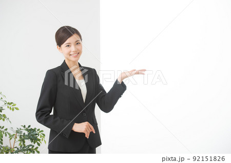 スーツを着た女性 スーツを着た女性 92151826