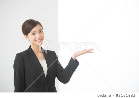 スーツを着た女性 スーツを着た女性 92151832