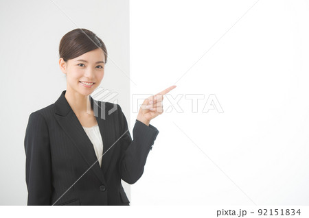 スーツを着た女性 スーツを着た女性 92151834