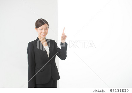 スーツを着た女性 92151839