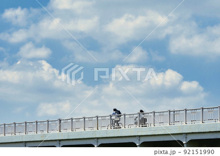 自転車に乗る学生 青空背景 92151990