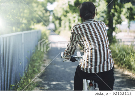 自転車に乗る女性 92152112