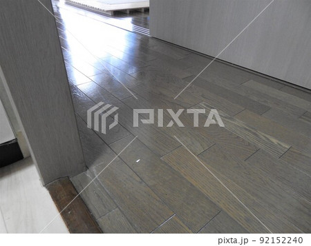 廊下　床　フローリングの床 92152240