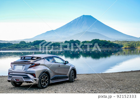 精進湖からの富士山とシルバーのSUV 92152333