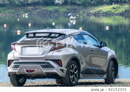 精進湖からの富士山とシルバーのSUV 精進湖からの富士山とシルバーのSUV 92152355