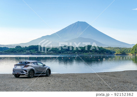 精進湖からの富士山とシルバーのSUV 精進湖からの富士山とシルバーのSUV 92152362