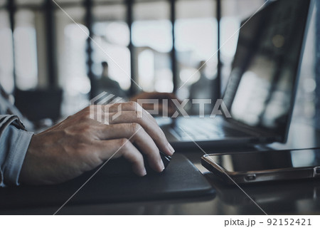 パソコン操作をする女性の手元 92152421