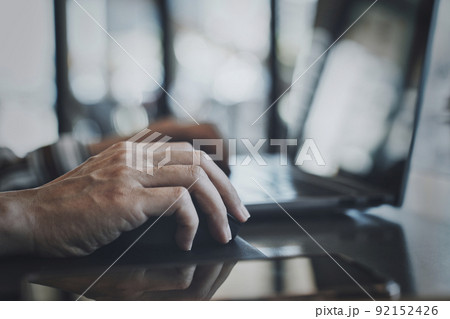 パソコン操作をする女性の手元 パソコン操作をする女性の手元 92152426