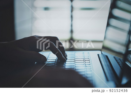 パソコン操作をする女性の手元 92152436