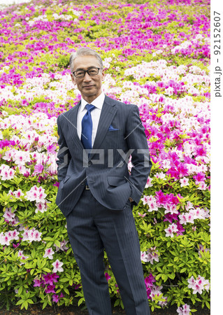 お花畑とシニア男性 お花畑とシニア男性 92152607