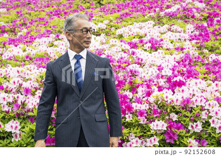 お花畑とシニア男性 92152608