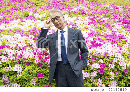 お花畑とシニア男性 92152610