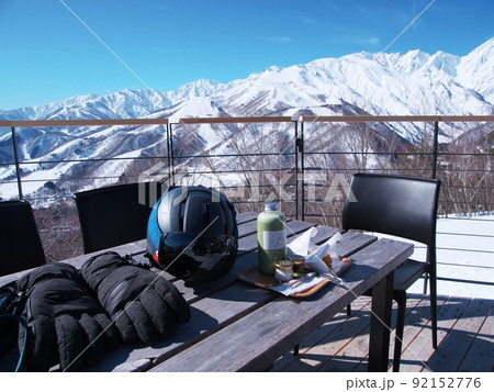冬の白馬岩岳スノーフィールド　白馬ヒトトキノモリに建つ茶店チャバティ白馬の展望台からの眺め 92152776