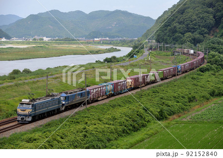 山陽本線を走るEF6627コンテナ貨物列車 92152840
