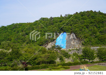 ブルーシートで覆われた山の崖崩れ ブルーシートで覆われた山の崖崩れ 92152881
