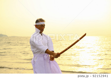 竹刀を振り回す男性 シニア 日本人 剣道 師範 師匠 竹刀を振り回す男性 シニア 日本人 剣道 師範 師匠 92152941