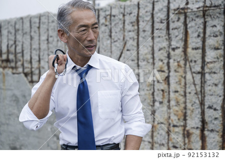 紛争地に派遣された中年男性の医師 92153132