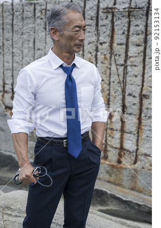 紛争地に派遣された中年男性の医師 92153134