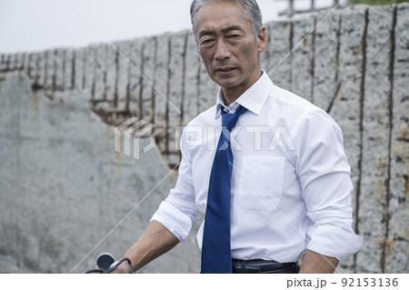 紛争地に派遣された中年男性の医師 紛争地に派遣された中年男性の医師 92153136
