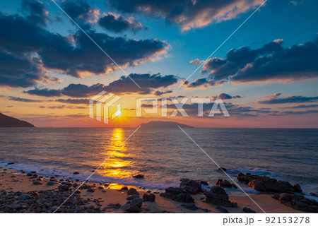 夕焼け 神が宿る島 洋上アルプス屋久島(春 夕焼け 神が宿る島 洋上アルプス屋久島(春 92153278