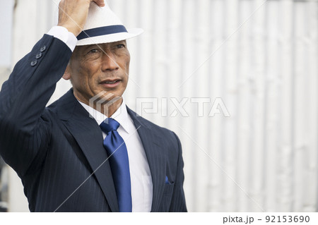 日本人 ビジネス 港 漁港 仕入れ 海 スーツ姿の中年男性 日本人 ビジネス 港 漁港 仕入れ 海 スーツ姿の中年男性 92153690
