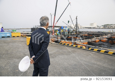 日本人 ビジネス 港 漁港 仕入れ 海 スーツ姿の中年男性 日本人 ビジネス 港 漁港 仕入れ 海 スーツ姿の中年男性 92153691