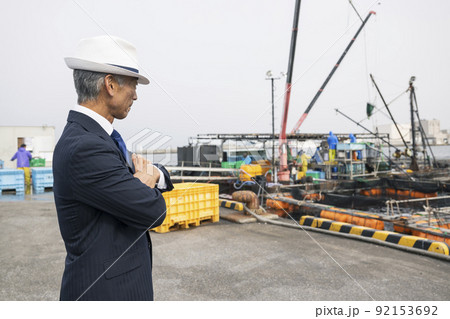 日本人 ビジネス 港 漁港 仕入れ 海 スーツ姿の中年男性 日本人 ビジネス 港 漁港 仕入れ 海 スーツ姿の中年男性 92153692