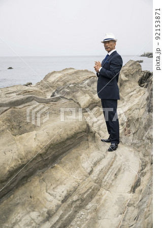 海を見つめるスーツ姿の中年男性 海を見つめるスーツ姿の中年男性 92153871