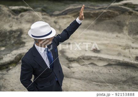 海を見つめるスーツ姿の中年男性 92153888