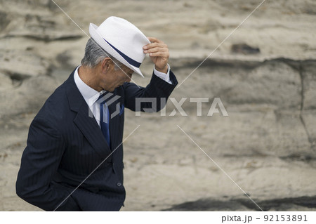 海を見つめるスーツ姿の中年男性 92153891