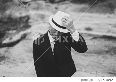 海を見つめるスーツ姿の中年男性 92153892