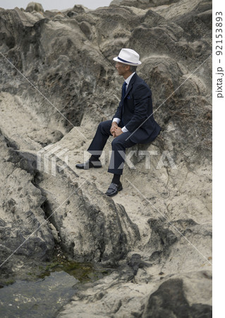海を見つめるスーツ姿の中年男性 海を見つめるスーツ姿の中年男性 92153893