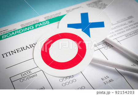 渡航計画と○×　航空券と旅程表　旅行　出張 92154203