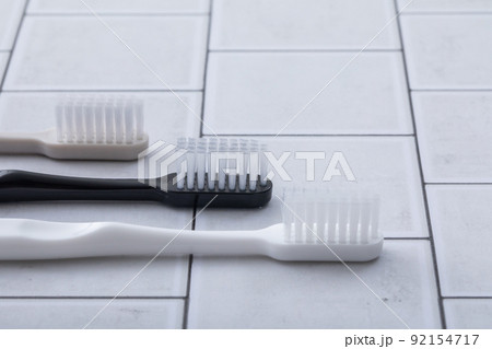 タイルに置かれた歯ブラシ toothbrush タイルに置かれた歯ブラシ toothbrush 92154717