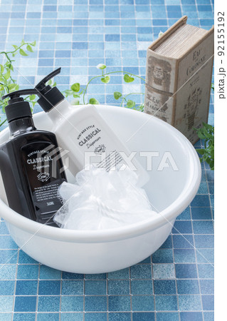 タイルに置かれた洗面道具　bath 92155192
