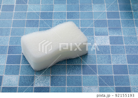 タイルに置かれたスポンジ sponge タイルに置かれたスポンジ sponge 92155193