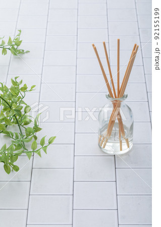 タイルに置かれたアロマディフューザー　Aroma stick 92155199