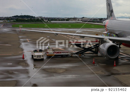 飛行機に荷物を載せる 92155402