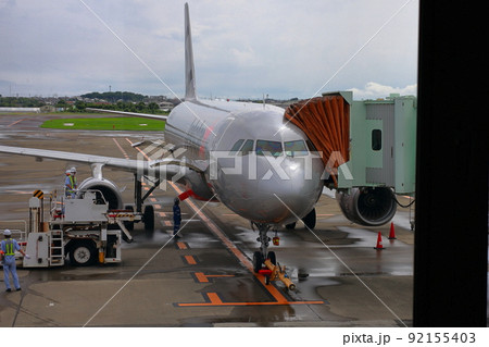飛行機に荷物を載せる 92155403