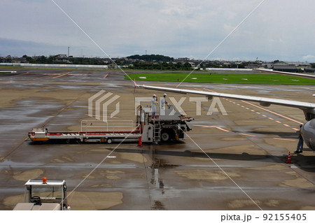 飛行機に荷物を載せる 92155405